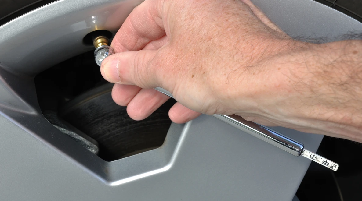 Моргает лампочка давления в шинах? Не паникуем!