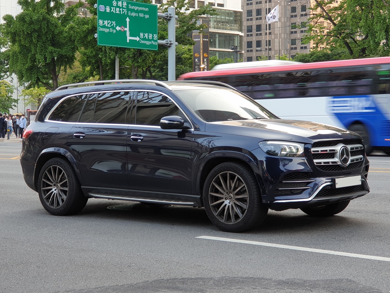 Mercedes-Benz_X167_GLS_580_4Matic_Cavansite_Blue_(1).jpg