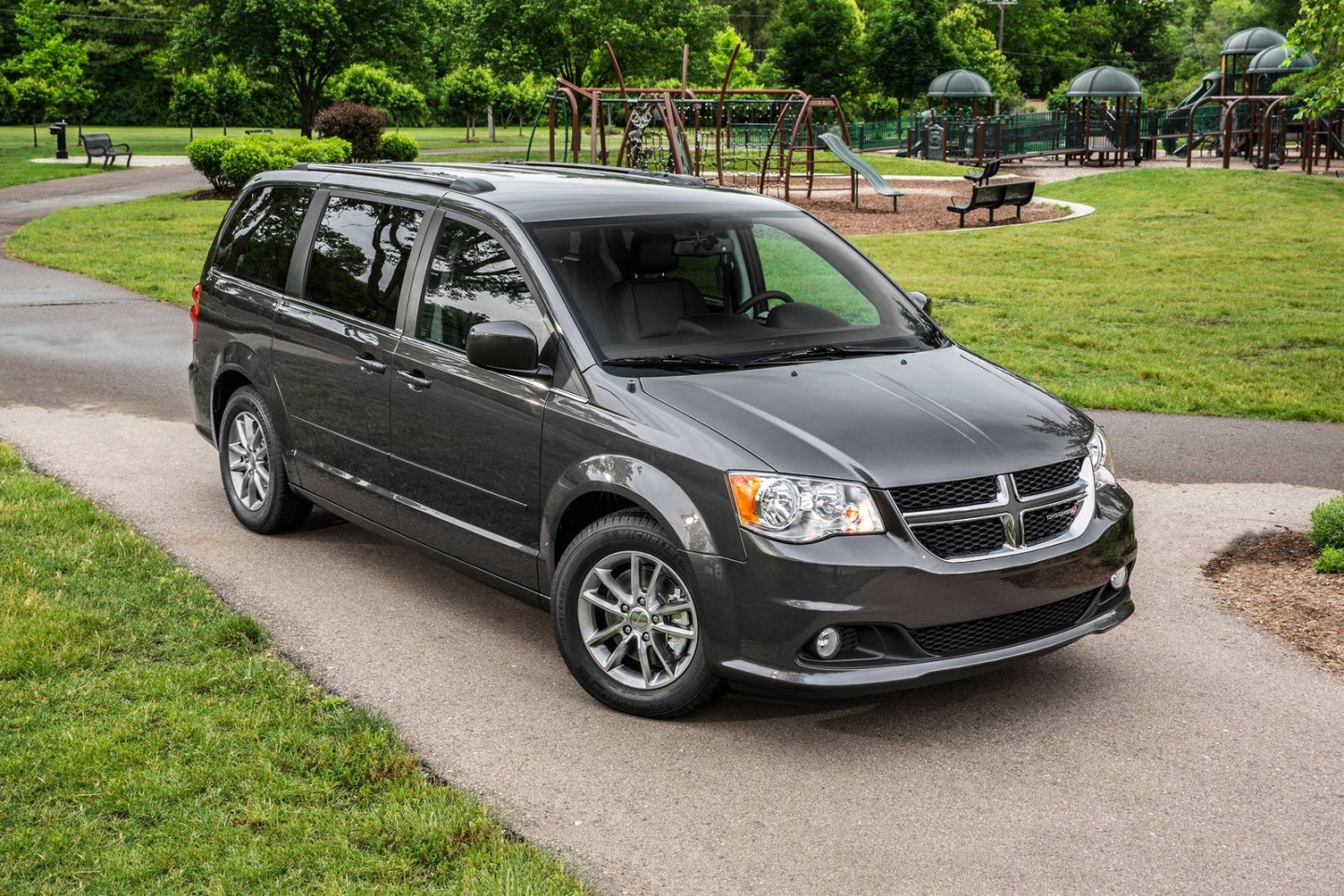 2018_dodge_grand-caravan_passenger-minivan_sxt_fq_oem_3_1600x1067.jpg