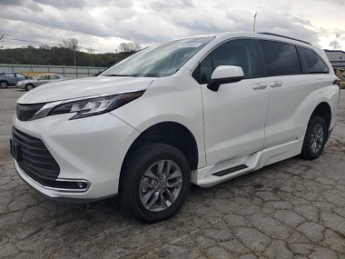 TOYOTA SIENNA XLE 2022