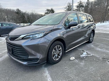 TOYOTA SIENNA LE 2023