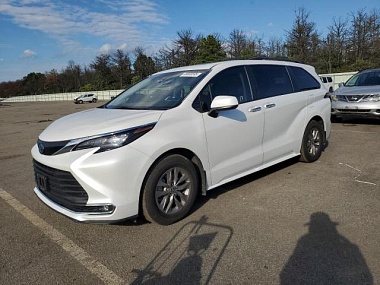 TOYOTA SIENNA XLE 2024