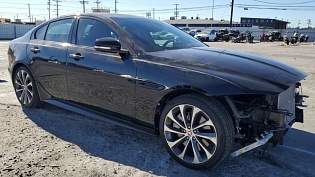 2020 Jaguar XE -R-Dynamic S  Полный привод 2.0 литра 10.200 миль